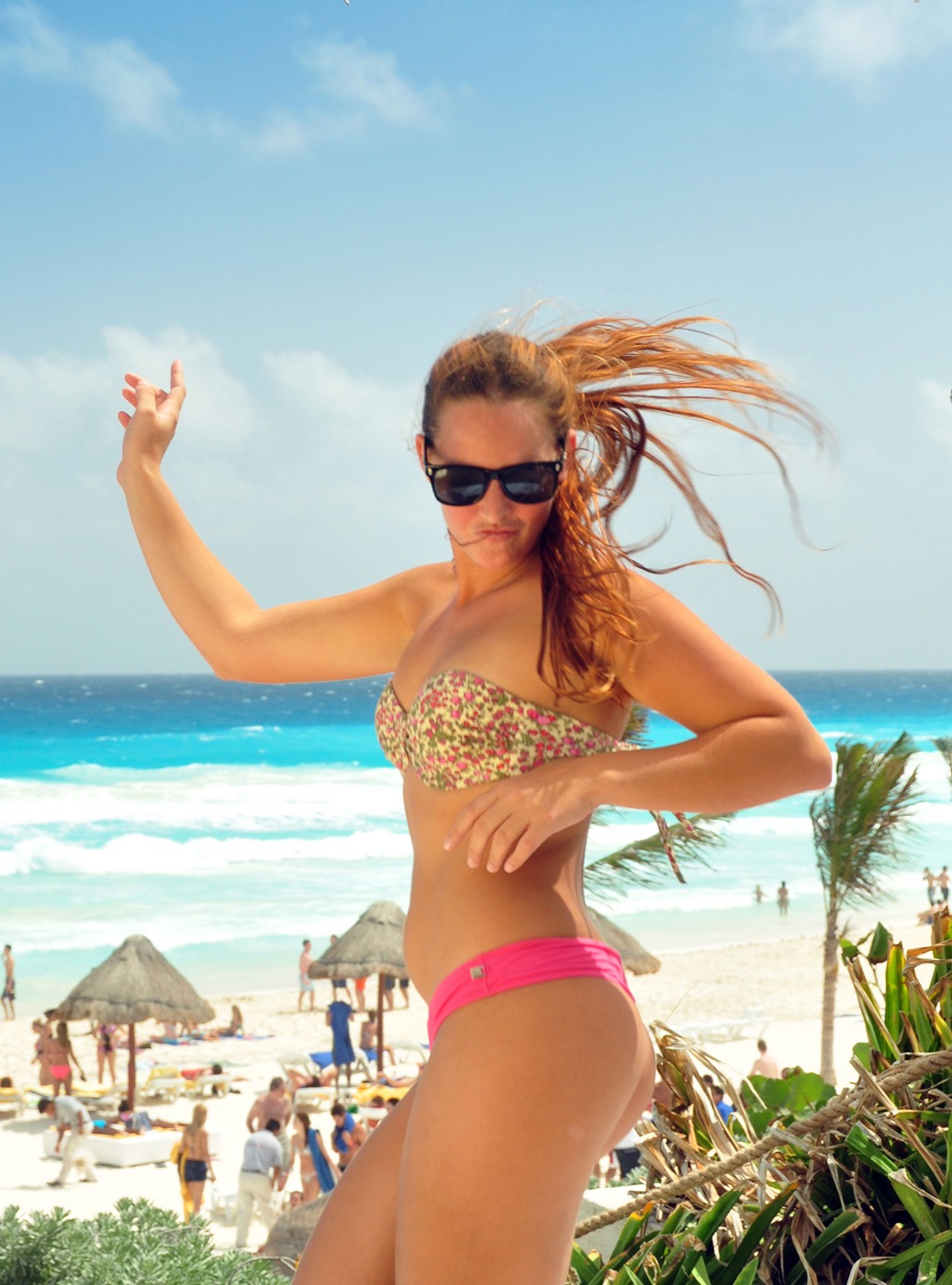 Huéspedes haciendo actividades con animadores en la playa en Hotel Grand Oasis Cancun