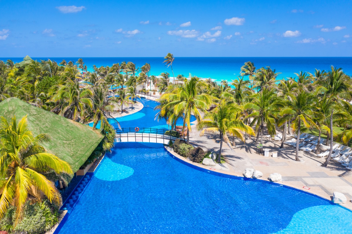 Swimming pool with palm trees at Hotel Grand Oasis Cancun