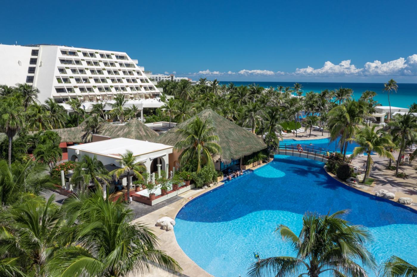 Alberca con palmeras en el Hotel Grand Oasis Cancun