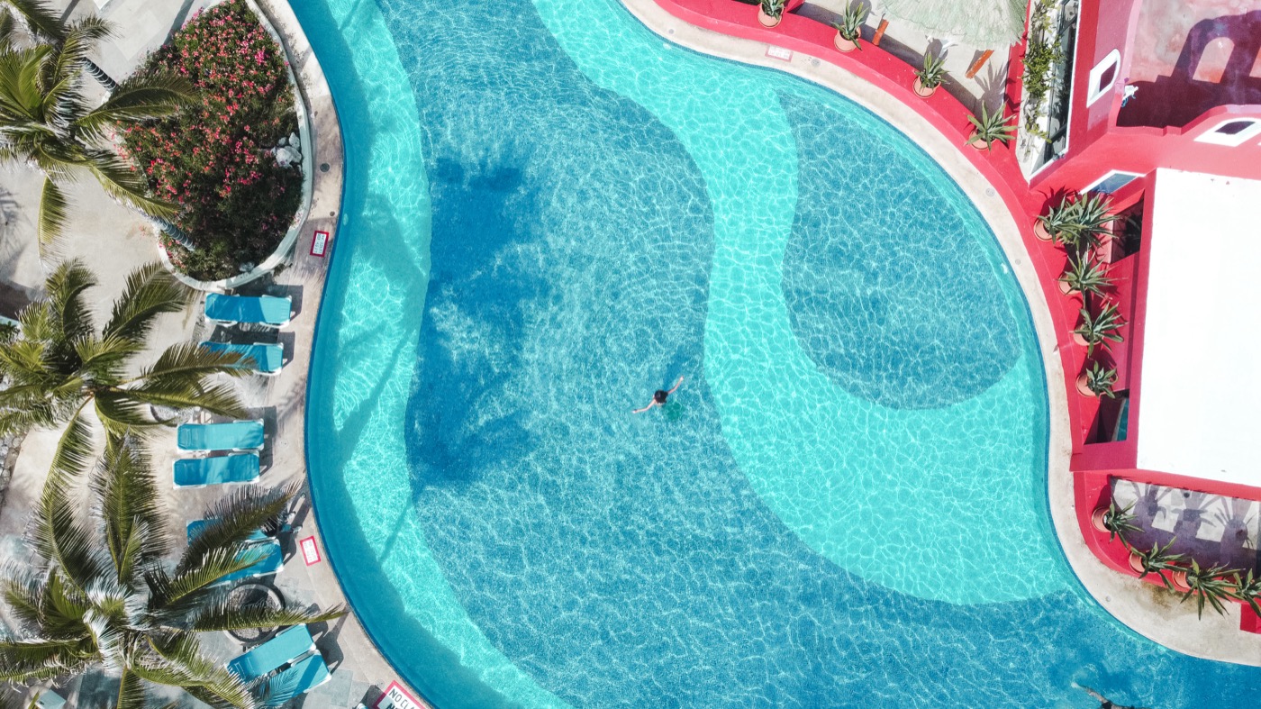 Swimming pool with palm trees at Hotel Grand Oasis Cancun