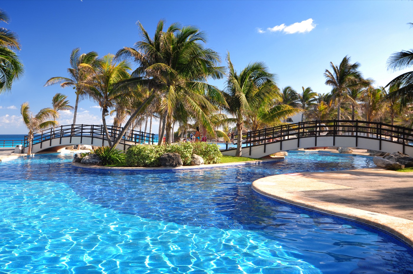 Swimming pool with palm trees at Hotel Grand Oasis Cancun