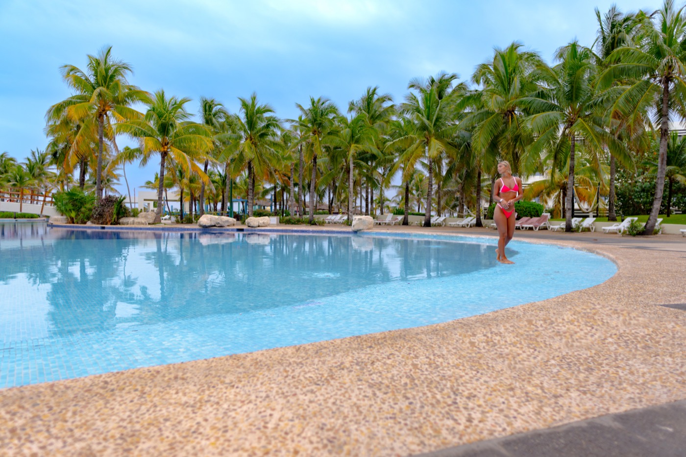 Swimming pool with palm trees at Hotel Grand Oasis Cancun