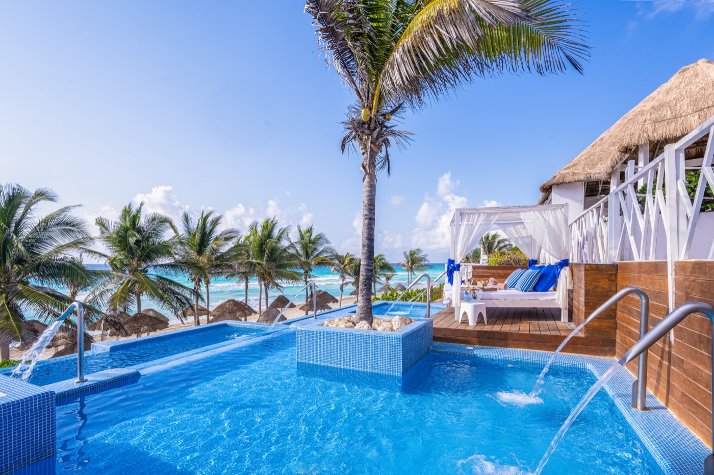 Swimming pool with palm trees at Hotel Grand Oasis Cancun