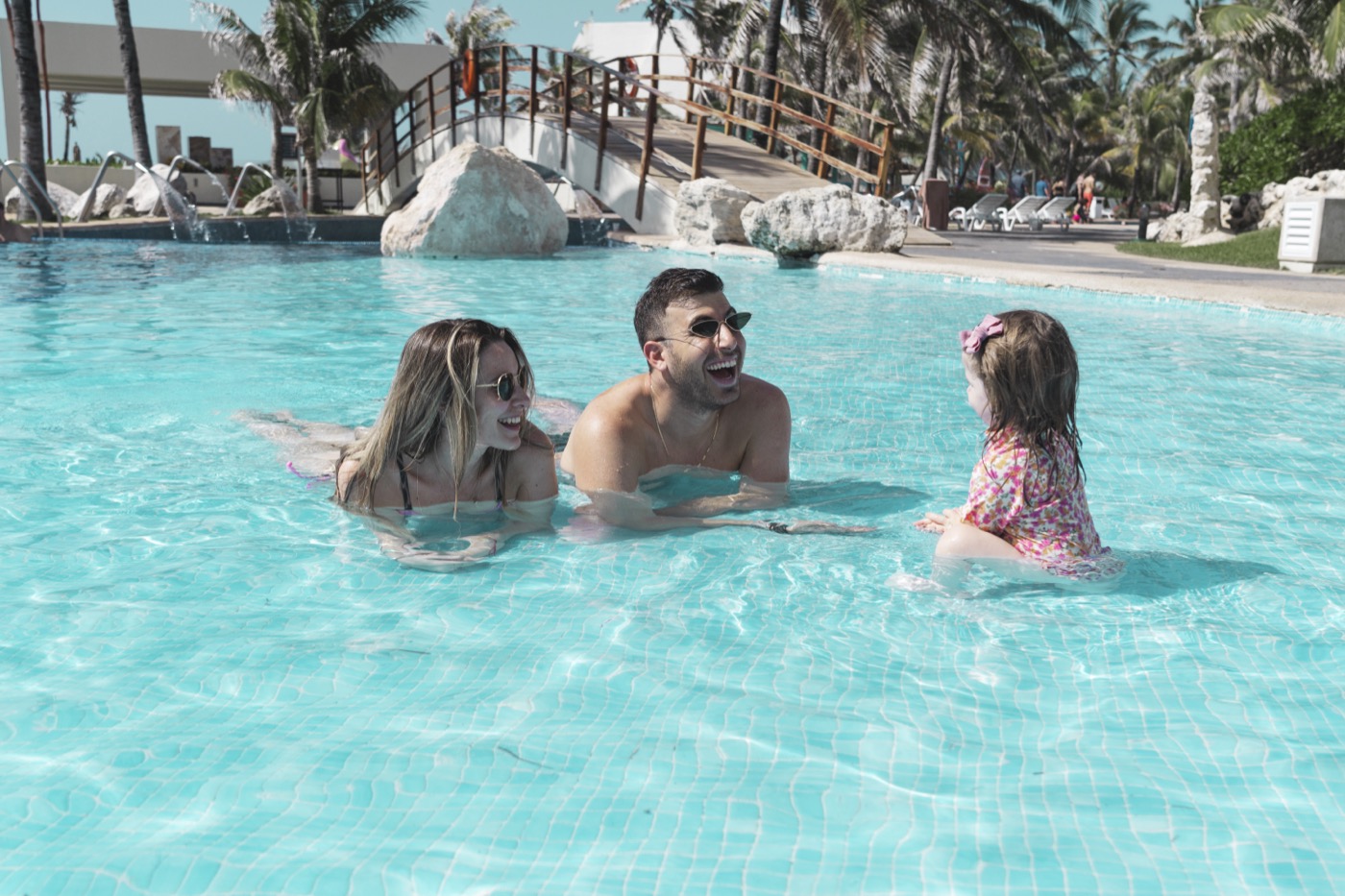 Swimming pool with palm trees at Hotel Grand Oasis Cancun