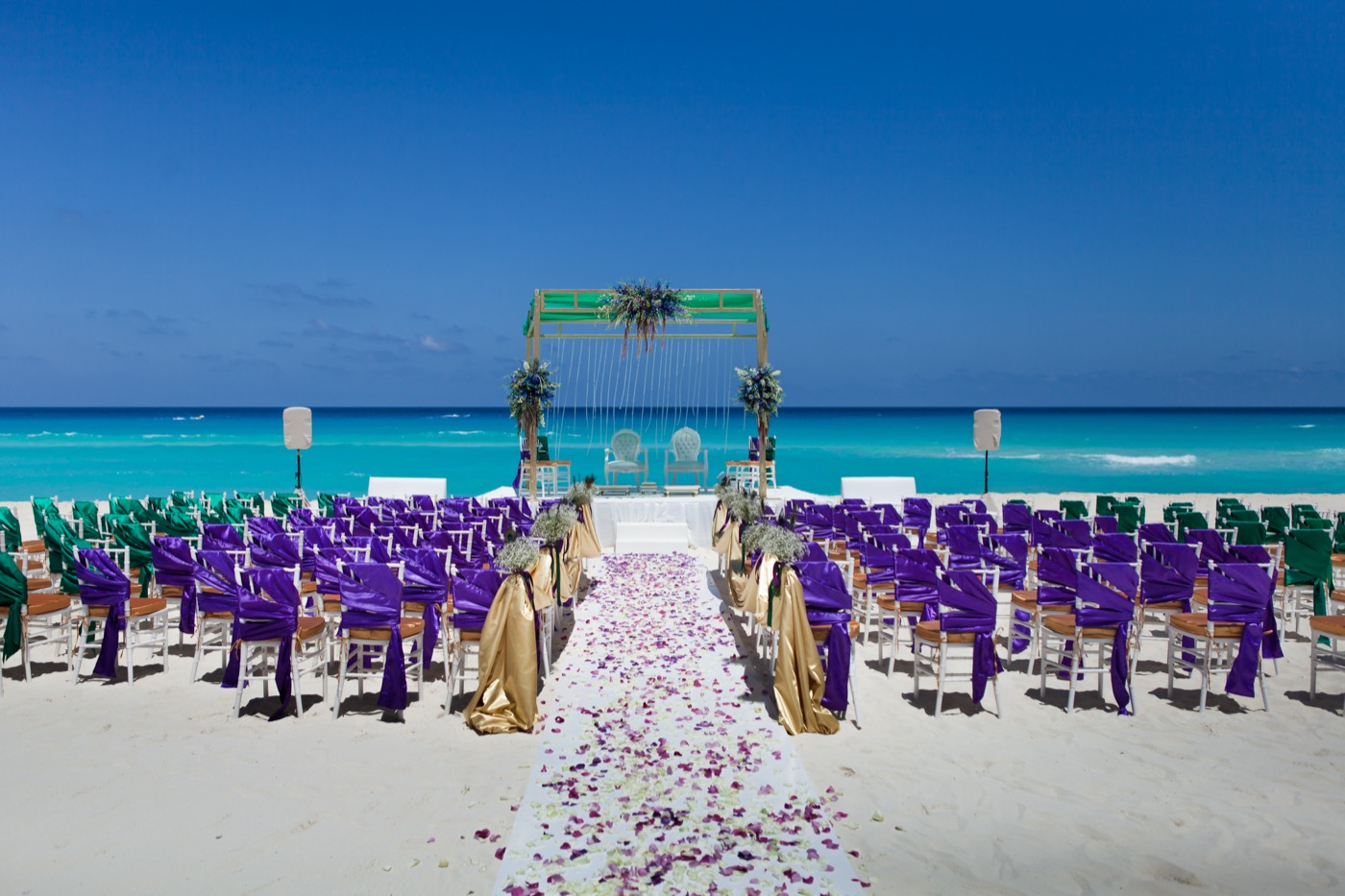 Altar en terraza para ceremonia de boda junto al mar y letras LOVE de fondo en el Hotel Grand Oasis 