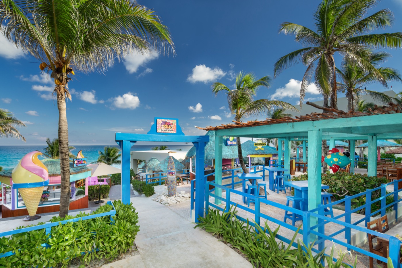 Inside view of the Coyote Loco Bar at Hotel Grand Oasis Cancun