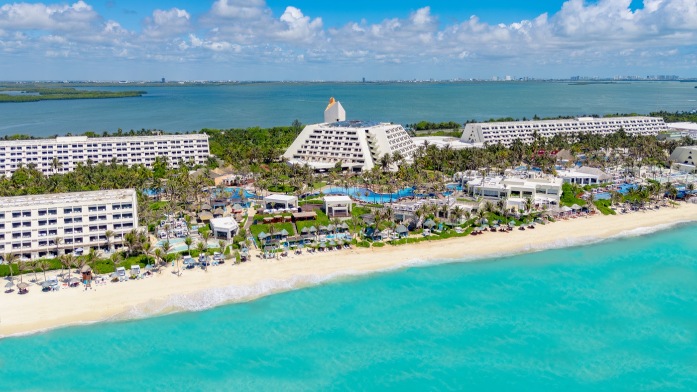 Panoramic View of Hotel Grand Oasis Cancun with ocean view