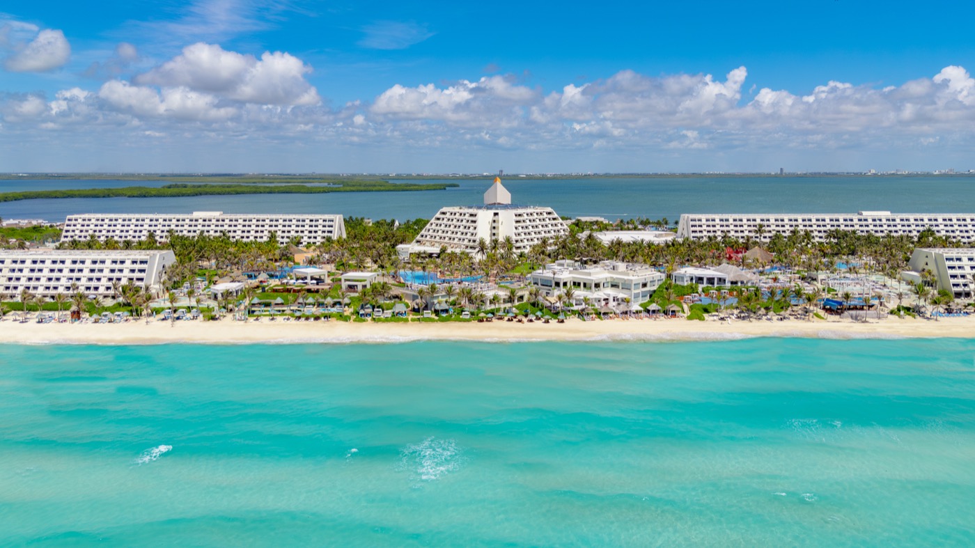 Panoramic View of Hotel Grand Oasis Cancun with ocean view