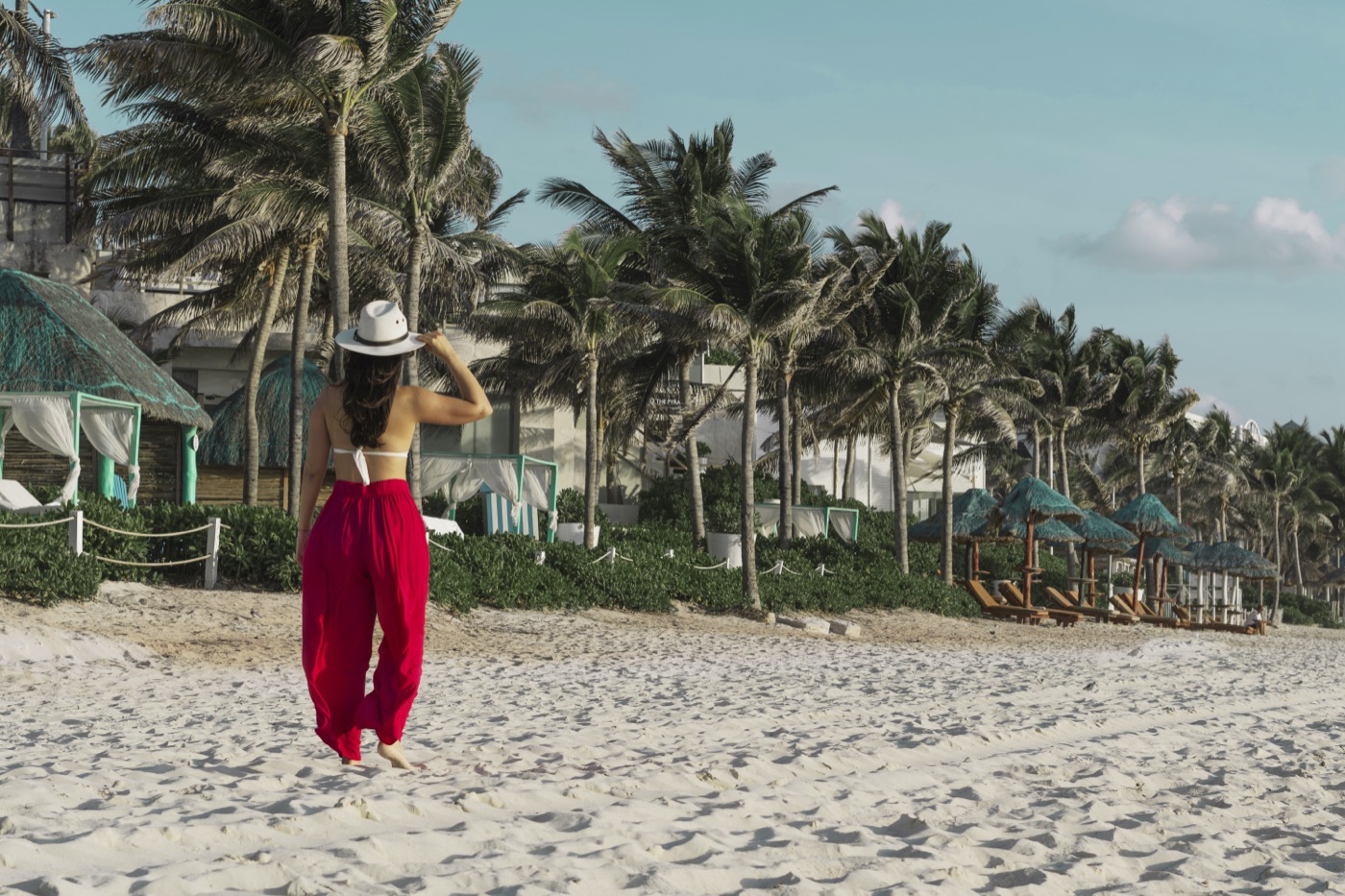 Playa frente a hotel Grand Oasis Cancun con olas