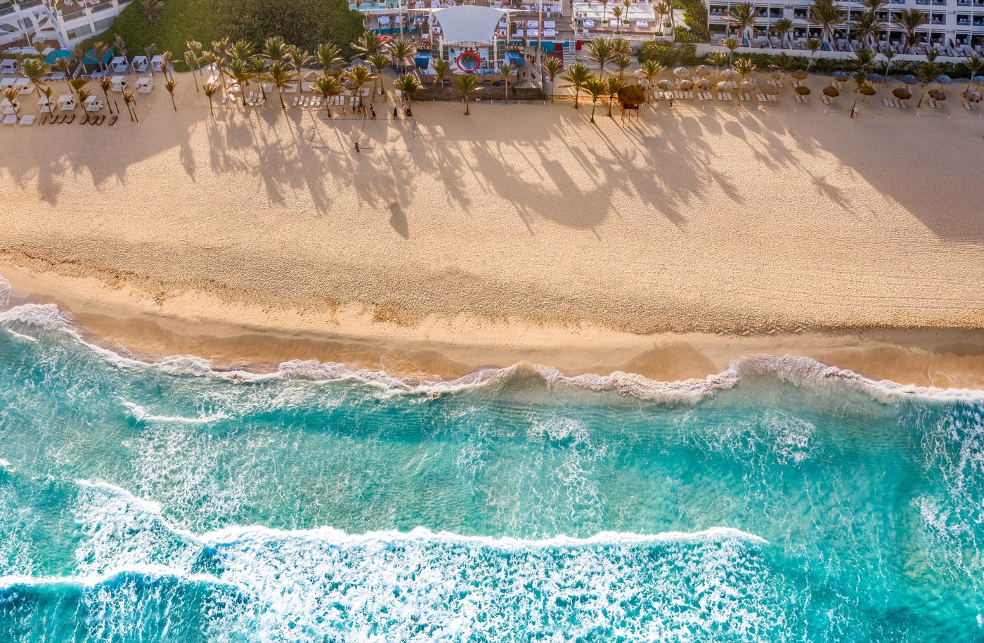 Playa frente a hotel Grand Oasis Cancun con olas