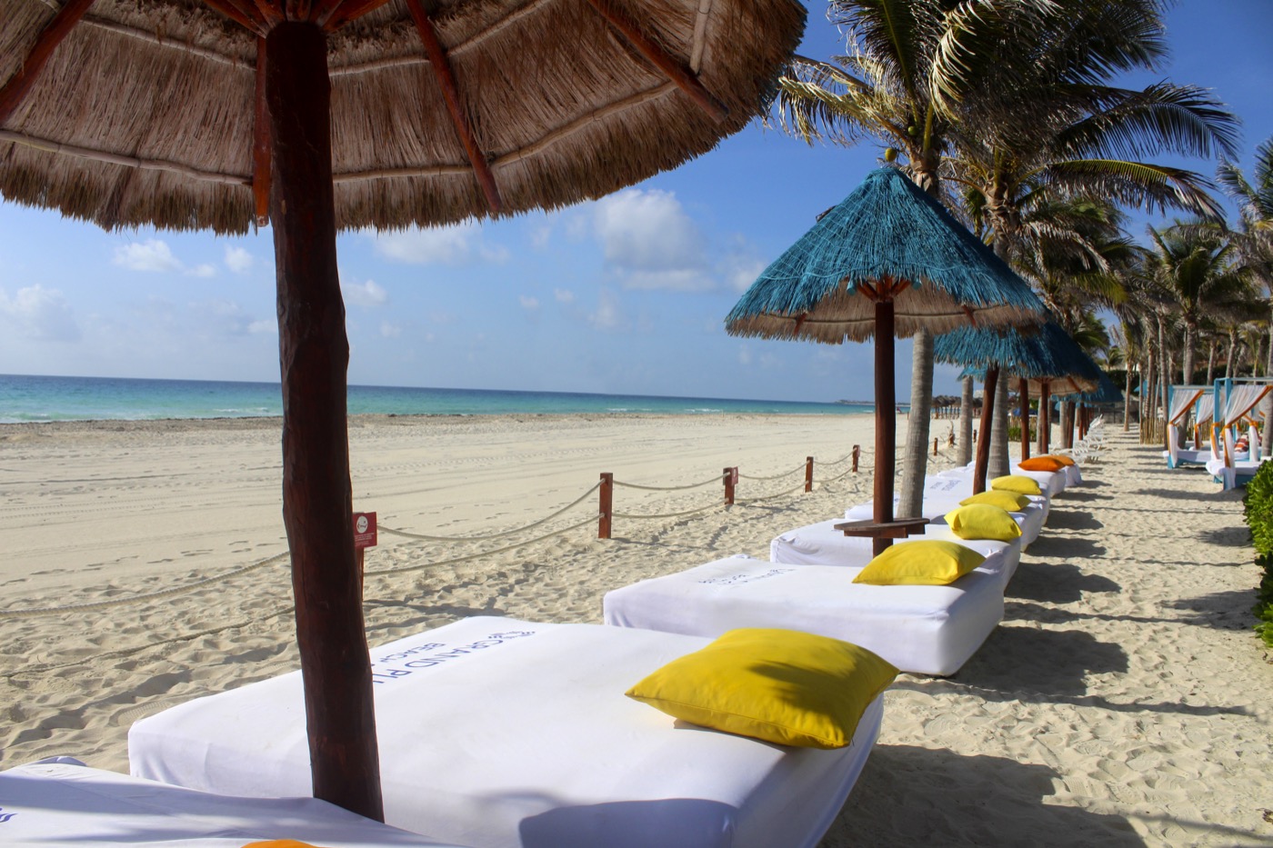 Playa frente a hotel Grand Oasis Cancun con olas