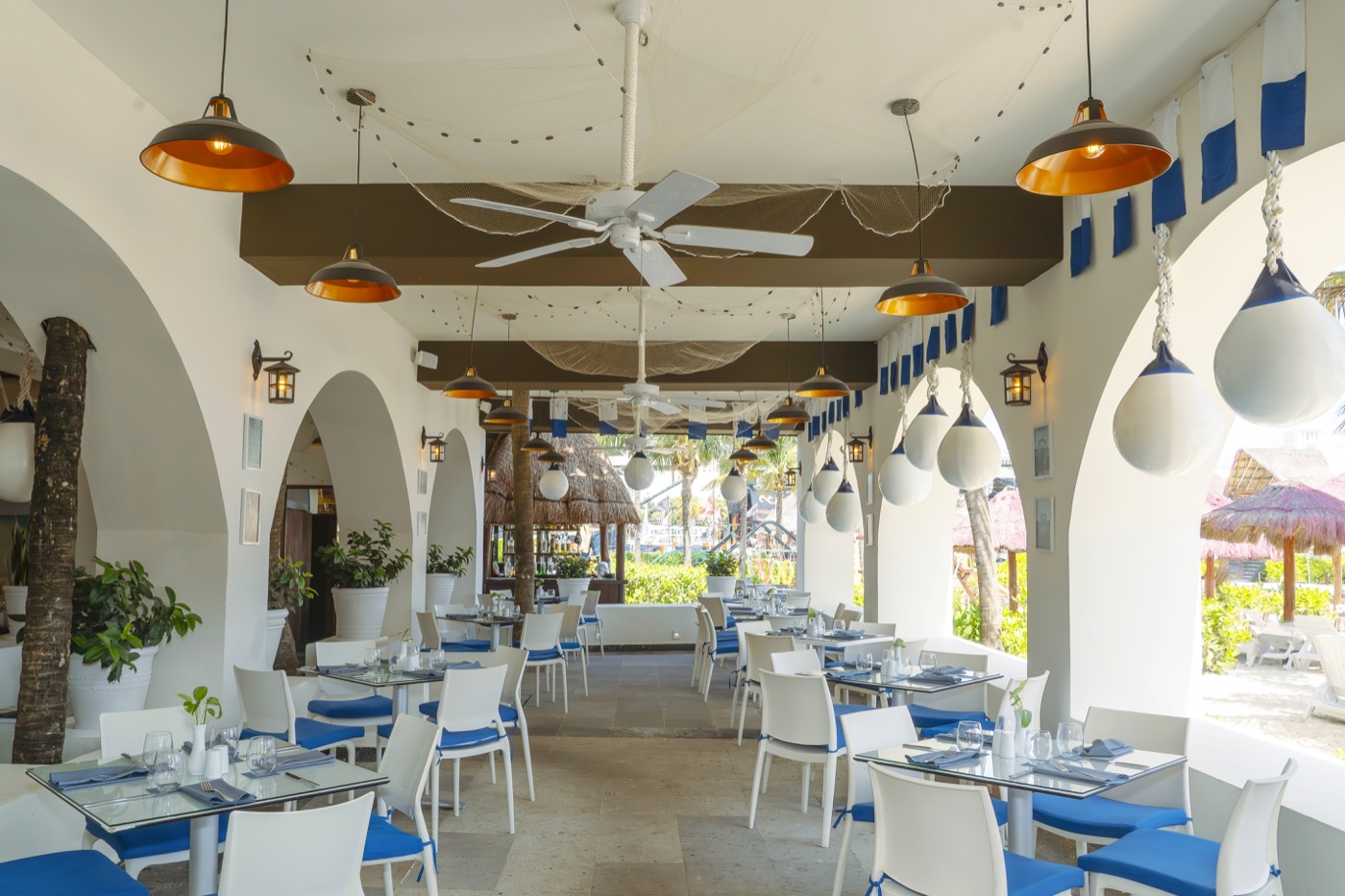 Bars & Restaurants of Grand Oasis Palm Hotel