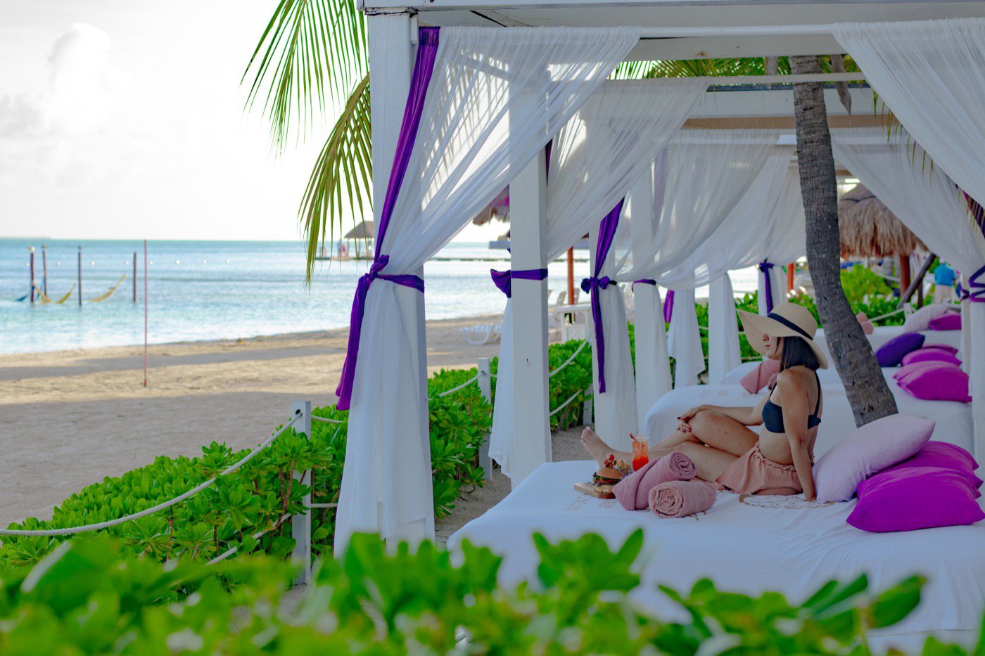 Room with King Size bed and pop decoration in hotel Oh! Cancun The Urban Oasis