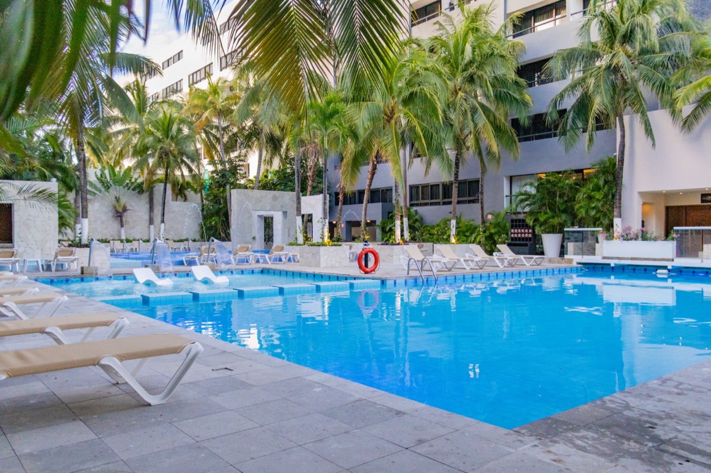 Swimming pool with beds at the Smart Cancun by Oasis hotel