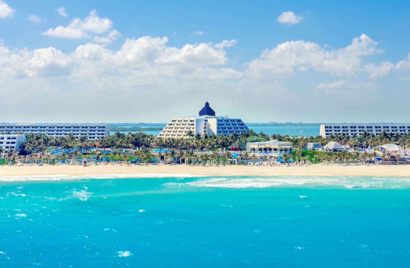 Meeting room with chairs, tables and stage at Smart Cancun by Oasis